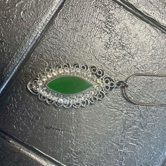 Elegant Green Jade Pendant Necklace with Silver Filigree Detailing vintage - Picture 1 of 4